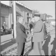 Alger. Caserne d'Orléans. Le colonel Coll remet les médailles du travail.