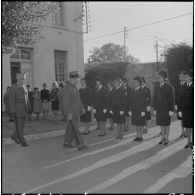 Alger. Caserne d'Orléans. Le colonel Coll passe en revue les troupes.