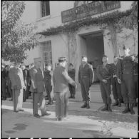 Alger. Caserne d'Orléans. Le Colonel Coll passe en revue les troupes, devant les bâtiments de la direction du recrutement de la région territoriale d'Alger.
