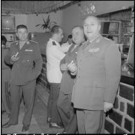 Alger. Caserne d'Orléans. Foyer de la DRTTA, où a lieu le pot d'honneur en fin de cérémonie. Les officiers de la DRTTA.
