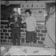 Alger. Caserne d'Orléans. Foyer de la DRTTA, où a lieu le pot d'honneur en fin de cérémonie. Deux récipiendaires s'entretiennent.