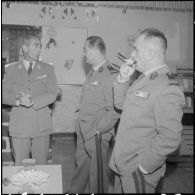 Alger. Caserne d'Orléans. Foyer de la DRTTA, où a lieu le pot d'honneur en fin de cérémonie. Les officiers de la DRTTA.