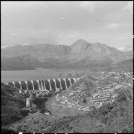 Le barrage et le village d'Erraguene.