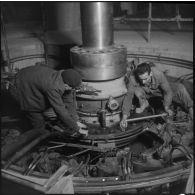 Barrage d'Erraguene. Montage d'une turbine à la centrale.