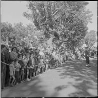 Cherchell. Visite de Raymond Triboulet. La foule pendant la cérémonie militaire.