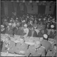 Cherchell. Visite de Raymond Triboulet. Les officiers et anciens combattants pendant la réception.