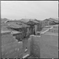Sidi Salem. Gourbi et nouveau logement.