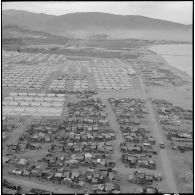 Sidi Salem. Vue aérienne des gourbis et des nouveaux logements.
