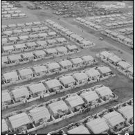 Sidi Salem. Vue aérienne des gourbis et des nouveaux logements.