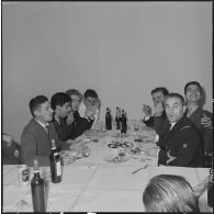 Alger. Pot chez les reporters du service cinématographique des armées (SCA) : départ du lieutenant Gérard Staehling.