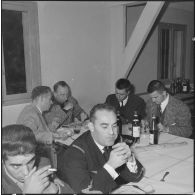 Alger. Pot chez les reporters du service cinématographique des armées (SCA) : départ du lieutenant Gérard Staehling.