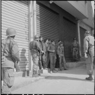 Bône. Manifestations. Jeunes arrêtés au cours de la manifestation.