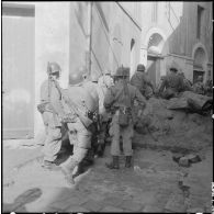 Bône. Manifestations. Des soldats franchissent une barricade.