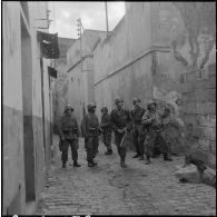 Bône. Manifestations. Des soldats dans la rue.