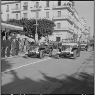 Bône. Cérémonie du 11 novembre 1961. Défilé de la circulation routière.