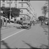 Bône. Cérémonie du 11 novembre 1961. Défilé de la circulation routière.