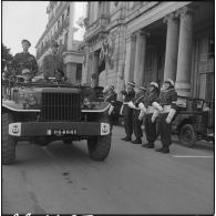 Bône. Cérémonie du 11 novembre 1961. Des autorités défilent à bord d'une jeep.