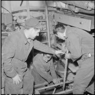 Mers el-Kébir. La chambre des machines de la vedette côtière P755 .