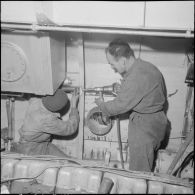 Mers el-Kébir. La chambre des machines de la vedette côtière P755 .