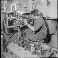 Mers el-Kébir. La chambre des machines de la vedette côtière P755 .