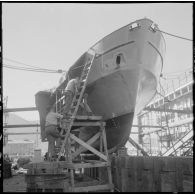 Mers el-Kébir. Avant de la vedette côtière P755 pendant que l'on procède à la révision de la coque et à la peinture.