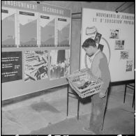 Inauguration de la foire exposition d'Oran. Aspect de l'un des nombreux panneaux de l'orientation professionnelle, dans l'enceinte pneumatique de l'exposition itinérante.