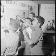 Inauguration de la foire exposition d'Oran. Visite de l'exposition itinérante par un groupe de jeunes.