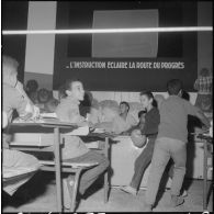 Inauguration de la foire exposition d'Oran. Visite de l'exposition itinérante par un groupe de jeunes.