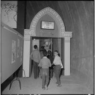 Inauguration de la foire exposition d'Oran. De jeunes enfants se passionnent pour certaines sections de la foire exposition itinérante.
