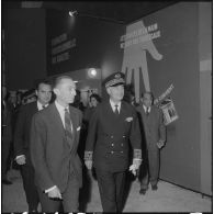 Inauguration de la foire exposition d'Oran. Les autorités devant le stand de la formation professionnelle des adultes.