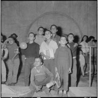 Inauguration de la foire exposition d'Oran. Visite de l'exposition itinérante par un groupe de jeunes.