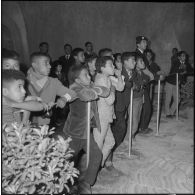 Inauguration de la foire exposition d'Oran. Visite de l'exposition itinérante par un groupe de jeunes.