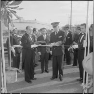 Inauguration de la foire exposition d'Oran. Monsieur Andrieu coupe le traditionnel ruban tricolore.