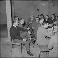 Alger. Service cinématographique des armées (SCA). Pot à l'occasion de la visite du commandant Darret.