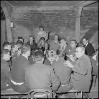 Alger. Service cinématographique des armées (SCA). Pot à l'occasion de la visite du commandant Darret.