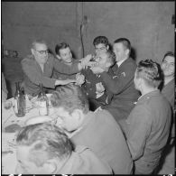 Alger. Service cinématographique des armées (SCA). Pot à l'occasion de la visite du commandant Darret.