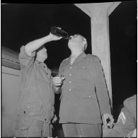 Alger. Service cinématographique des armées (SCA). Pot à l'occasion de la visite du commandant Darret.