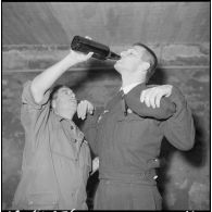 Alger. Service cinématographique des armées (SCA). Pot à l'occasion de la visite du commandant Darret.