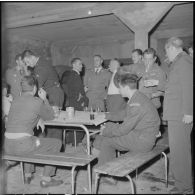 Alger. Service cinématographique des armées (SCA). Pot à l'occasion de la visite du commandant Darret.