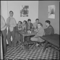 Alger. Service cinématographique des armées (SCA). Pot à l'occasion de la visite du commandant Darret.