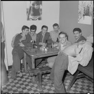 Alger. Service cinématographique des armées (SCA). Pot à l'occasion de la visite du commandant Darret.