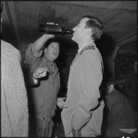 Alger. Service cinématographique des armées (SCA). Pot à l'occasion de la visite du commandant Darret.