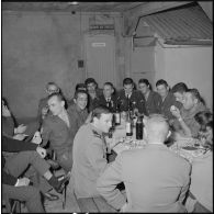Alger. Service cinématographique des armées (SCA). Pot à l'occasion de la visite du commandant Darret.