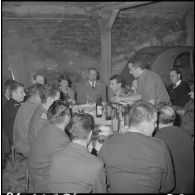 Alger. Service cinématographique des armées (SCA). Pot à l'occasion de la visite du commandant Darret.