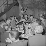 Alger. Service cinématographique des armées (SCA). Pot à l'occasion de la visite du commandant Darret.