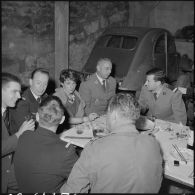 Alger. Service cinématographique des armées (SCA). Pot à l'occasion de la visite du commandant Darret.