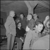 Alger. Service cinématographique des armées (SCA). Pot à l'occasion de la visite du commandant Darret.