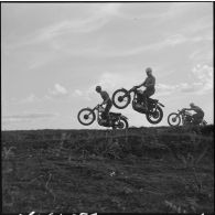 Algérie. Entraînement des motards de la compagnie régionale du train n°10 (CRT10) en moto-cross.