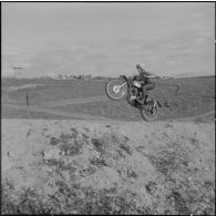 Algérie. Entraînement des motards de la compagnie régionale du train n°10 (CRT10) en moto-cross.