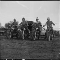 Algérie. Entraînement des motards de la compagnie régionale du train n°10 (CRT10) en moto-cross.